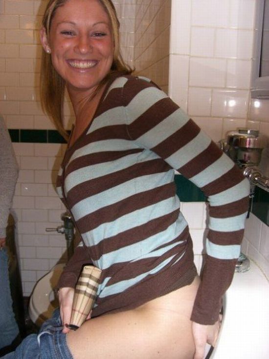 girls_in_mens_room_01